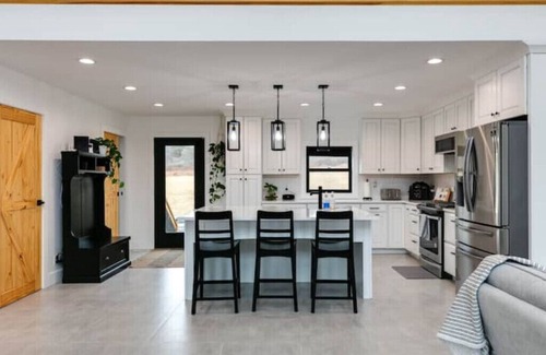 Town of Veteran House | Luna's Loft - Modern Country Home with Hot Tub