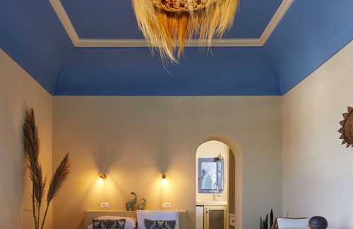 Pyrgos House | Luna Santorini Suites