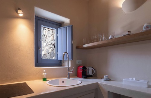 Pyrgos House | Luna Santorini Suites