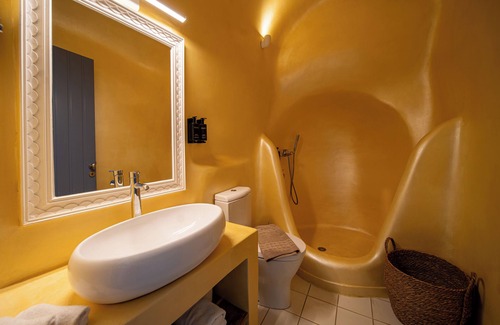 Pyrgos House | Luna Santorini Suites
