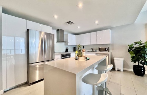 Edgewater Condo | Lunabase CityScape Serenity | Pools, Gym, Workspace