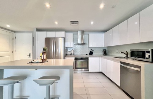 Edgewater Condo | Lunabase CityScape Serenity | Pools, Gym, Workspace