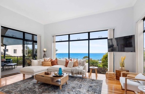 Korora House | Lunar Shore - Amazing Views, Walk to Beach, 5 Bedrooms, Workcation