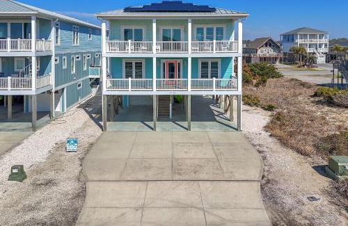 Long Beach House | Lunas by Oak Island Accommodations