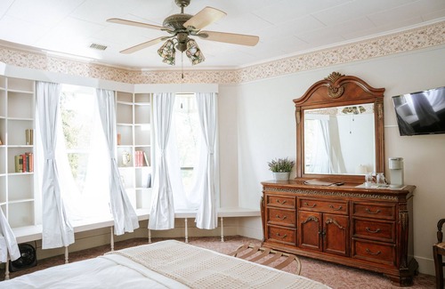 Etna Bed & Breakfast | Lupine Room