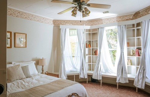 Etna Bed & Breakfast | Lupine Room