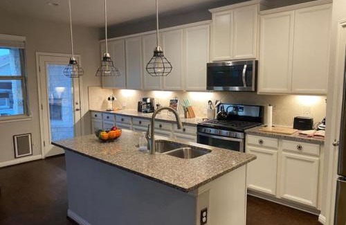 San Antonio House | Lush 4BR, Large Bckyd, Hot Tub (Tal)
