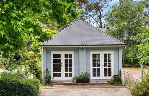 Colo Vale Apartment | Lush and Charming Country Escape, Stunning Gardens