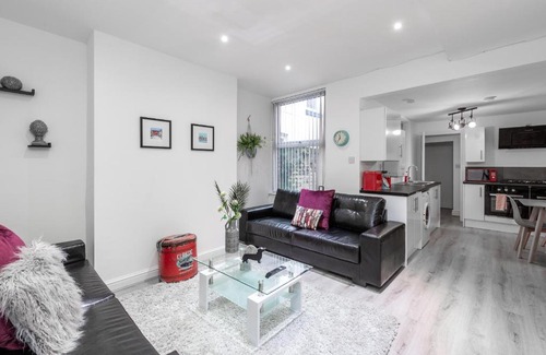 Anfield House | Lush Apartment 5 Bedroom House - WBR