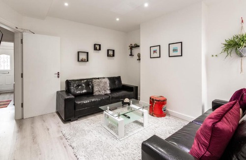 Anfield House | Lush Apartment 5 Bedroom House - WBR