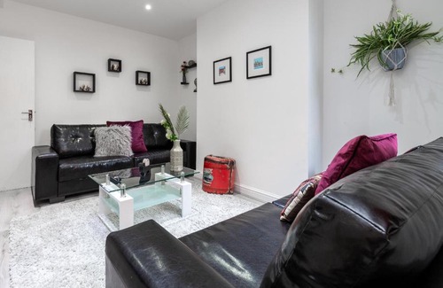 Anfield House | Lush Apartment 5 Bedroom House - WBR