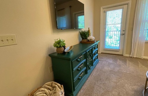 Northside Apartment | Lush Emerald Nr. JAX INT. Airport & Shopping