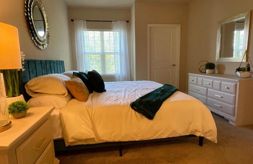 Northside Apartment | Lush Emerald Nr. JAX INT. Airport & Shopping