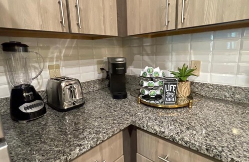 Northside Apartment | Lush Emerald Nr. JAX INT. Airport & Shopping