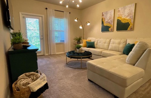 Northside Apartment | Lush Emerald Nr. JAX INT. Airport & Shopping