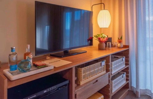 Historic Kailua Village House | Lush Garden Retreat l Pool, Urban Bikes & Curated Island Experiences