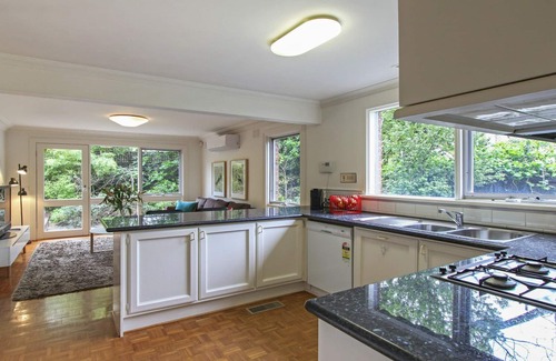 Brighton House | Lush Green Hideaway - two min stroll to beach