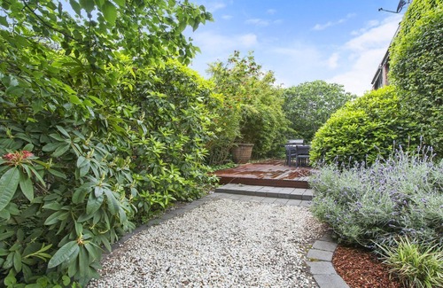 Brighton House | Lush Green Hideaway - two min stroll to beach