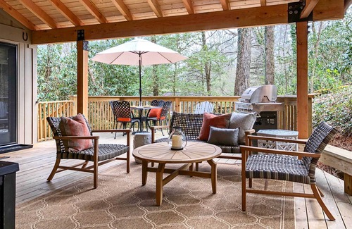 Mirror Lake Cottage | Lush Mirror Lake Cottage Rental w/Private Deck