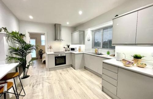 Porthcawl Apartment | Lush Porthcawl Large Spacious 2 bedroom Apt, Parking, Garden access, Prime Location