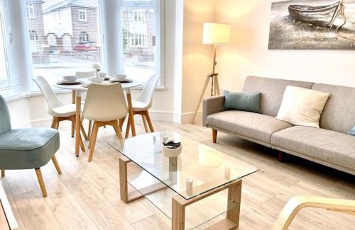 Porthcawl Apartment | Lush Porthcawl Large Spacious 2 bedroom Apt, Parking, Garden access, Prime Location