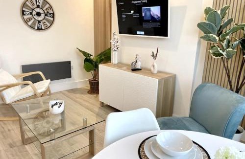 Porthcawl Apartment | Lush Porthcawl Large Spacious 2 bedroom Apt, Parking, Garden access, Prime Location