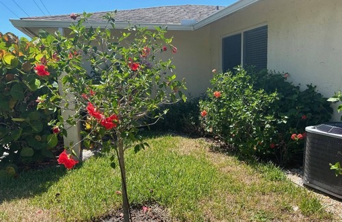 East Naples Villa | Lush Villa in golfing community close to Beaches and Shopping. 2 Golf Courses,