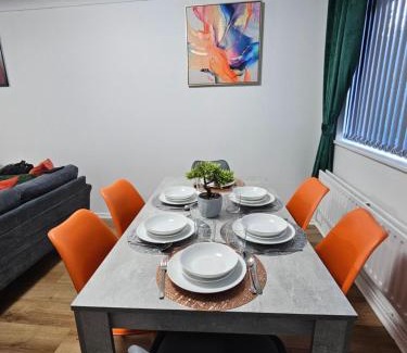Telford House | LushStay Telford - Families, Contractors & Group of Friends, long term stay