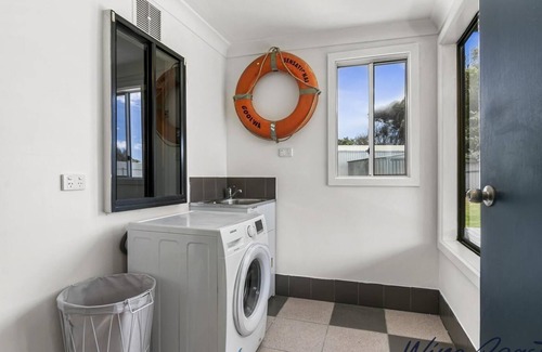 Silver Sands House | Luv Shack by Wine Coast Holiday Rentals - Escape to gorgeous Silver Sands at Aldinga Beach and stay in your very own Luv Shack.