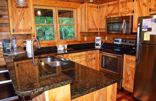 Stanardsville Cabin | Luvin on the Ridge | 2 Bed, 3 Bath