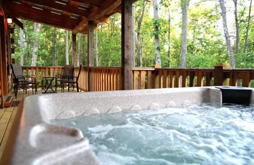Stanardsville Cabin | Luvin on the Ridge | 2 Bed, 3 Bath