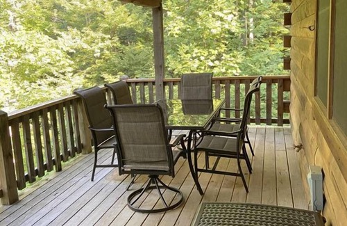 Stanardsville Cabin | Luvin on the Ridge | 2 Bed, 3 Bath