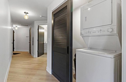 Lakeview Apartment | Lux 1BR & 1BA Apartment in Belmont - Belmont 207