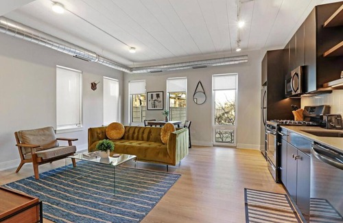 Lakeview Apartment | Lux 1BR & 1BA Apartment in Belmont - Belmont 207