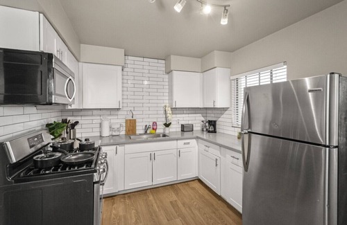 Peaceful Valley Apartment | LUX BED Stylish 2B Oldtown Scottsdale Free Parking