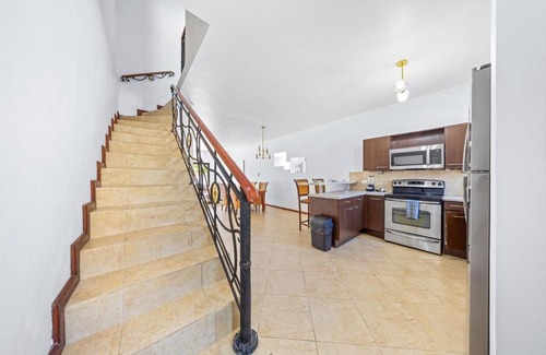 Gold Coast Apartment | Lux Condo In Gold Coast Aruba W Pools & Gym