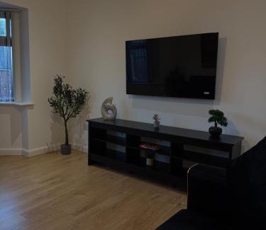 Nuneaton Apartment | Lux & Cosy Vibe in Nuneaton, Gated Parking