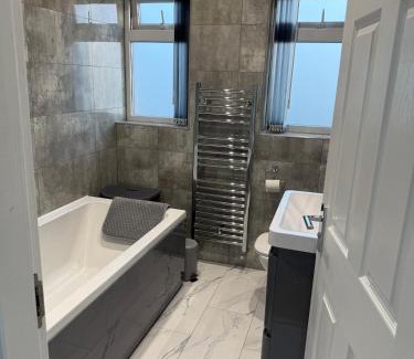 Nuneaton Apartment | Lux & Cosy Vibe in Nuneaton, Gated Parking