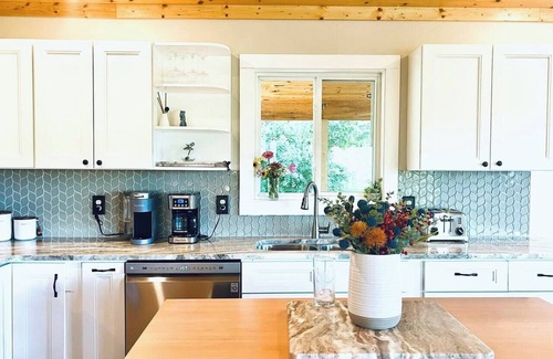 Clyde House | Lux, fam-friendly Mount Home Close to AVL/WVL Yard