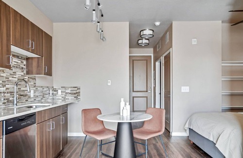West Highland Apartment | Lux Highland Studio w/ Gym & Business Center, walk to bars, by Blueground