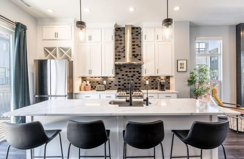 Westfield House | Lux Home 5 mins to Grand Park w Private Garage