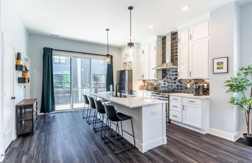 Westfield House | Lux Home 5 mins to Grand Park w Private Garage