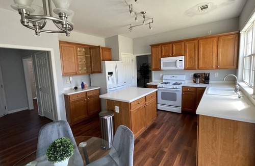 Church Street House | Lux home! Access to the airport, Shopping and entertainment