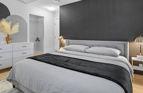 Calgary House | Lux Home Min to Airport - King Bd - 8 Guests - Private Garage