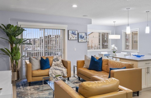 Calgary House | Lux Home Min to Airport - King Bd - 8 Guests - Private Garage