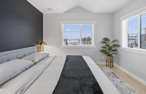 Calgary House | Lux Home Min to Airport - King Bd - 8 Guests - Private Garage