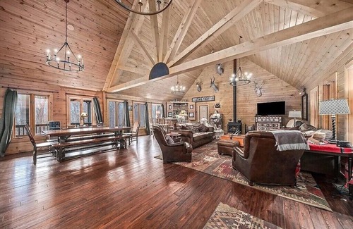 Lawrence Cabin | LUX LODGE Sleeps 20 Game Rm Bach Party Golf nearby Pontoon Rental Kayaks