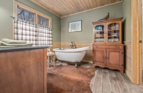 Lawrence Cabin | LUX LODGE Sleeps 20 Game Rm Bach Party Golf nearby Pontoon Rental Kayaks