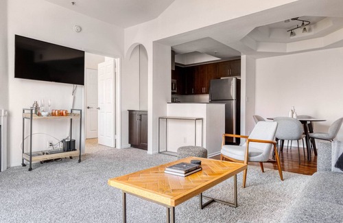 La Brea Apartment | Lux Mid-Wilshire 2BR w/Sundeck, BBQ, near The Grove, by Blueground