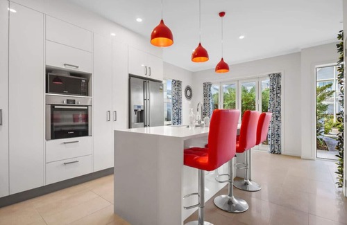 Hobsonville House | Lux Modern 3BR Family House |Fenced Yard & Big TV,